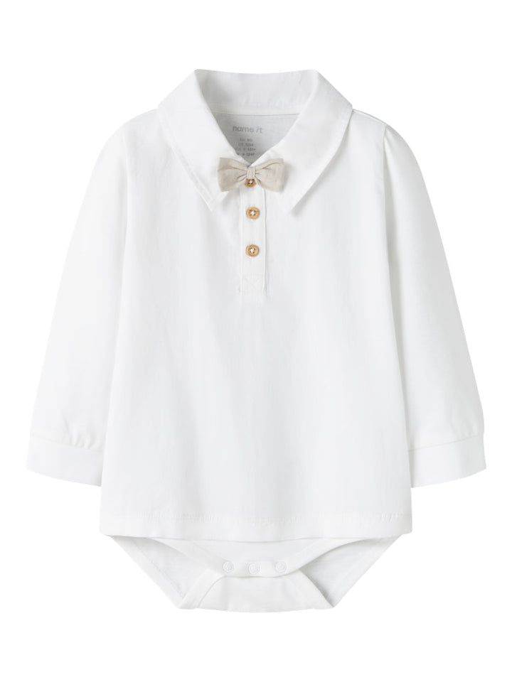 Vit piké body med knappar i halsen, skjort krage och beige fluga.
Söt skjorta till bebis pojke som vill vara finklädd. Piké body, skjorta till nyfödd baby pojke. Ekologiska bebiskläder från Name it.
NBMNOLLER LS BODY
13246830