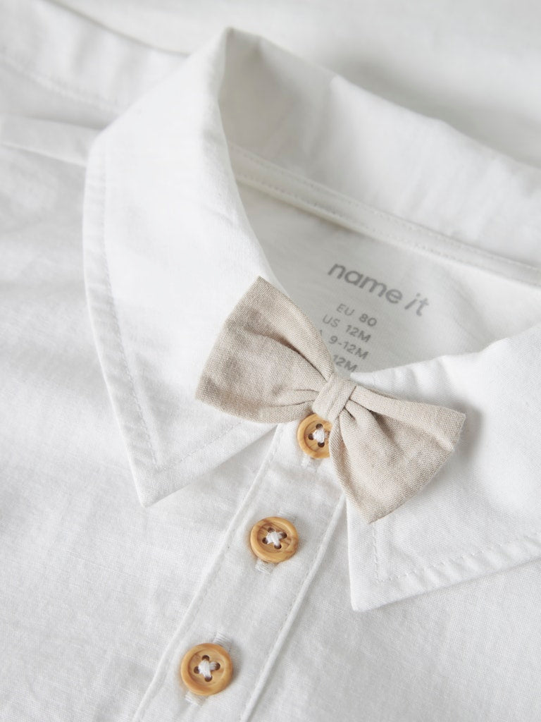 Vit skjorta body med knappar i halsen, skjort krage och beige fluga.
Söt skjorta till bebis pojke som vill vara finklädd. Skjort body, skjorta till nyfödd baby pojke. Ekologiska bebiskläder från Name it.
NBMNOLLER LS BODY
13246830