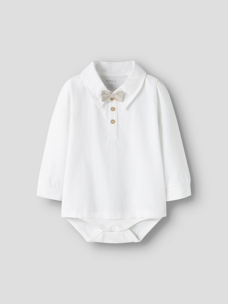 Vit body skjorta med knappar i halsen, skjort krage och beige fluga.
Söt skjorta till bebis pojke som vill vara finklädd. Skjort body, skjorta till nyfödd baby pojke. Ekologiska bebiskläder från Name it.
NBMNOLLER LS BODY
13246830