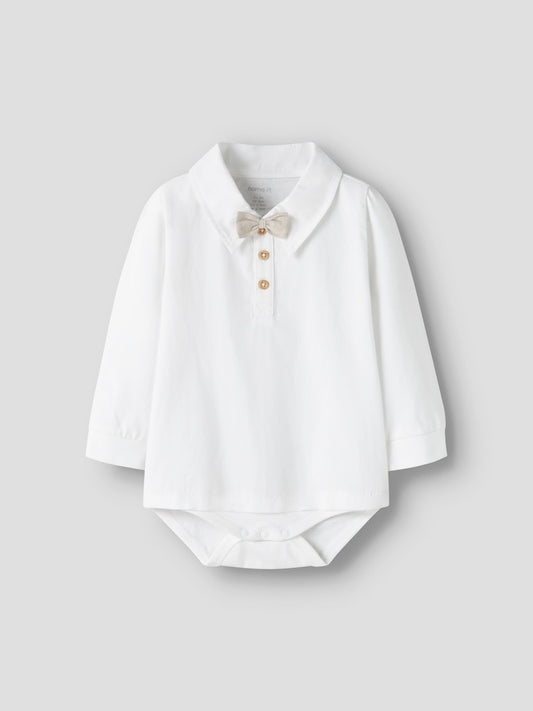Vit body skjorta med knappar i halsen, skjort krage och beige fluga.
Söt skjorta till bebis pojke som vill vara finklädd. Skjort body, skjorta till nyfödd baby pojke. Ekologiska bebiskläder från Name it.
NBMNOLLER LS BODY
13246830