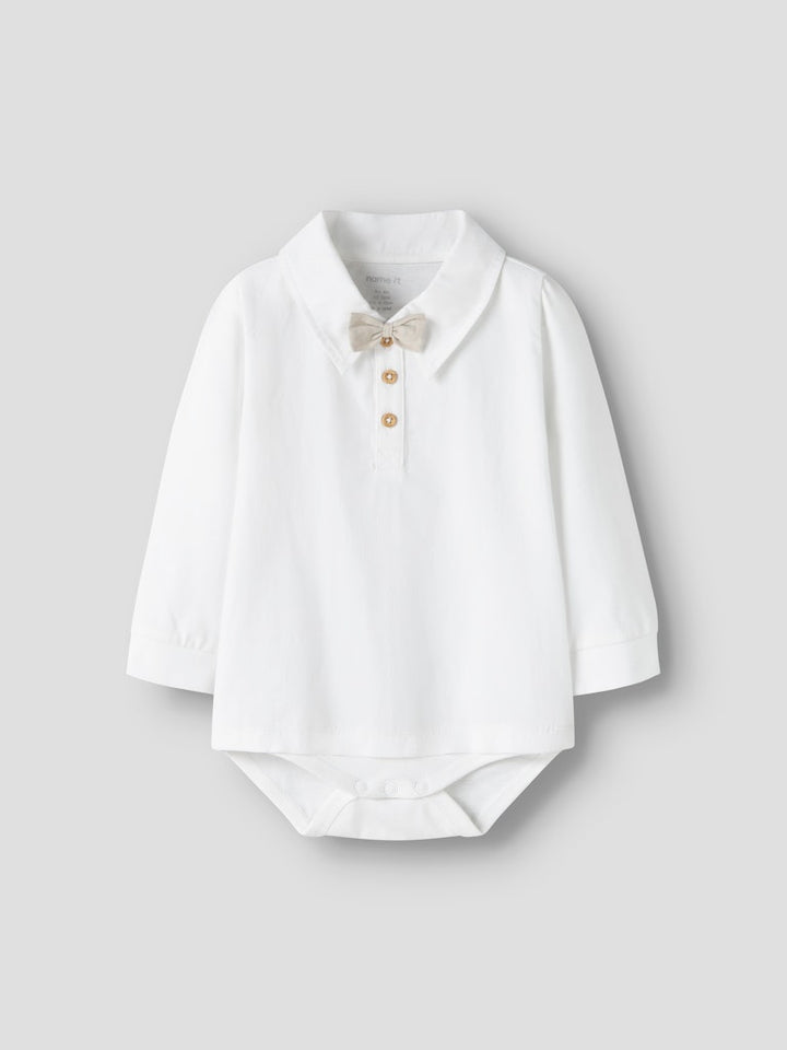 Vit body skjorta med knappar i halsen, skjort krage och beige fluga.
Söt skjorta till bebis pojke som vill vara finklädd. Skjort body, skjorta till nyfödd baby pojke. Ekologiska bebiskläder från Name it.
NBMNOLLER LS BODY
13246830