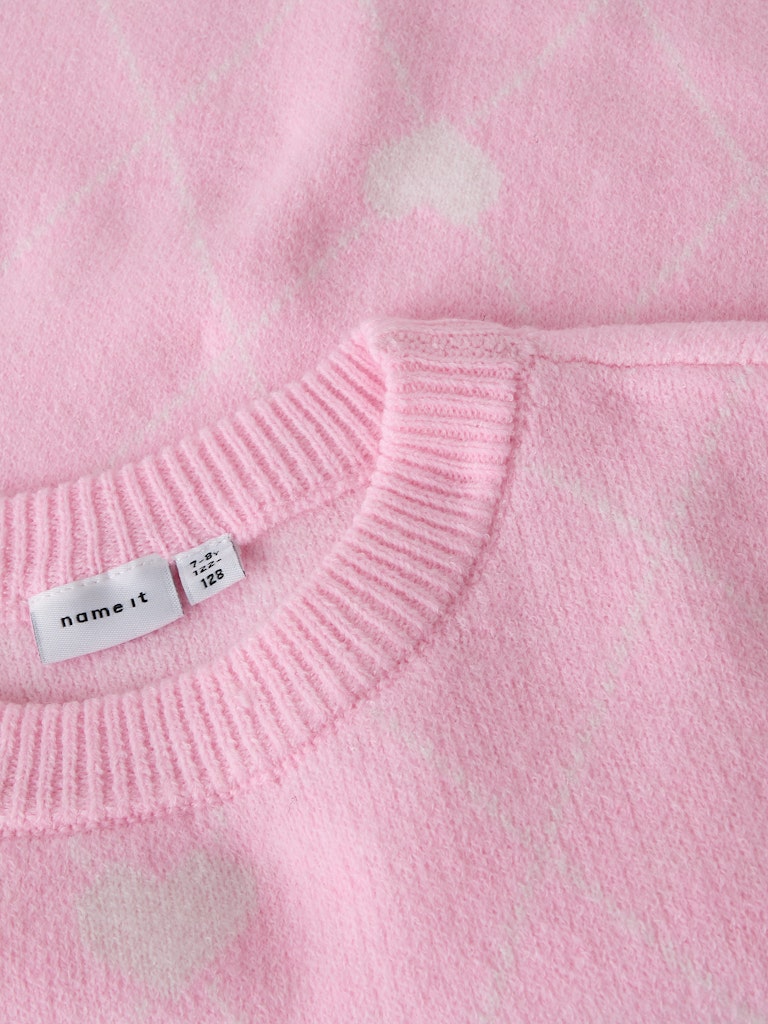 Rosa stickad tröja med vita hjärtan till tjej. Mysig tjocktröja till flicka från Name it i återvunnen polyester.
NKFSINIA LS KNIT
13258541