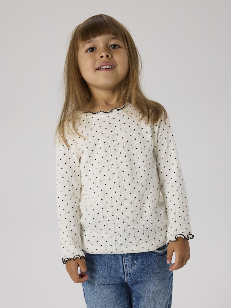 VIt svart prickig tröja till flicka. Ekologiska barnkläder från Name it, söt topp med mönstrad struktur och söta detaljer.
NMFTANIA LS SLIM TOP
13258575