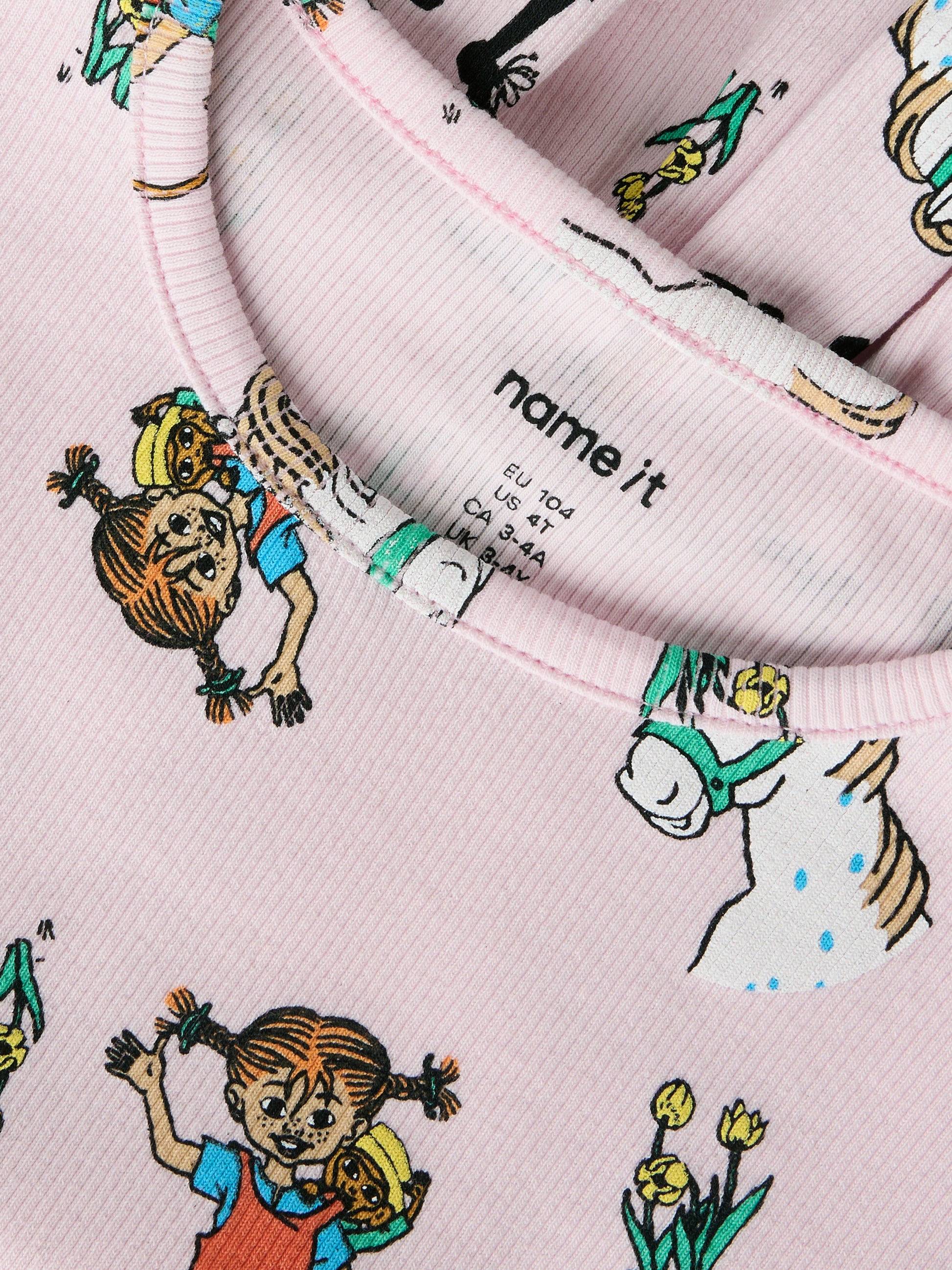 Ljus rosa kortärmad t-shirt till flicka med Pippi Långstrump. Pippi Longstocking topp till flicka. Ekologiska barn kläder från Name it till flicka med Pippi.
NMFMARA PIPPI SS NREG TOP SKY
13260714