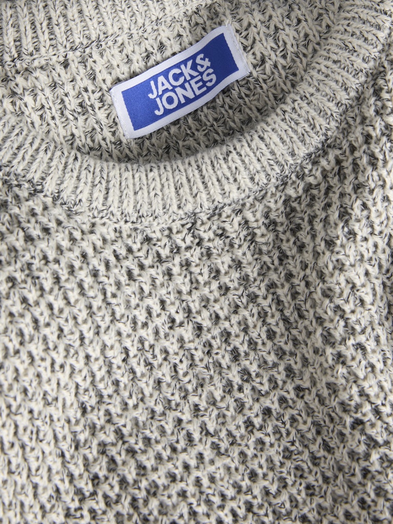 Grå stickad crew neck tröja till ungdom kille. Barnkläder till pojke från Jack and Jones.
JJGLOBAL KNIT CREW NECK JNR
12287720