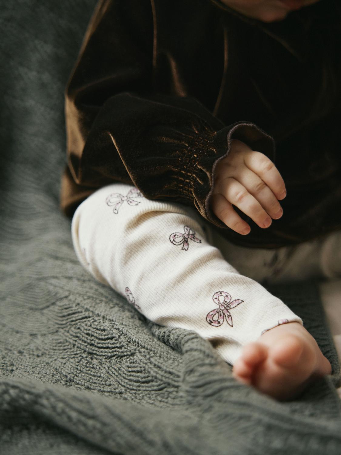Peyote Melange ribbade leggings med rosetter för baby flicka från Name it
