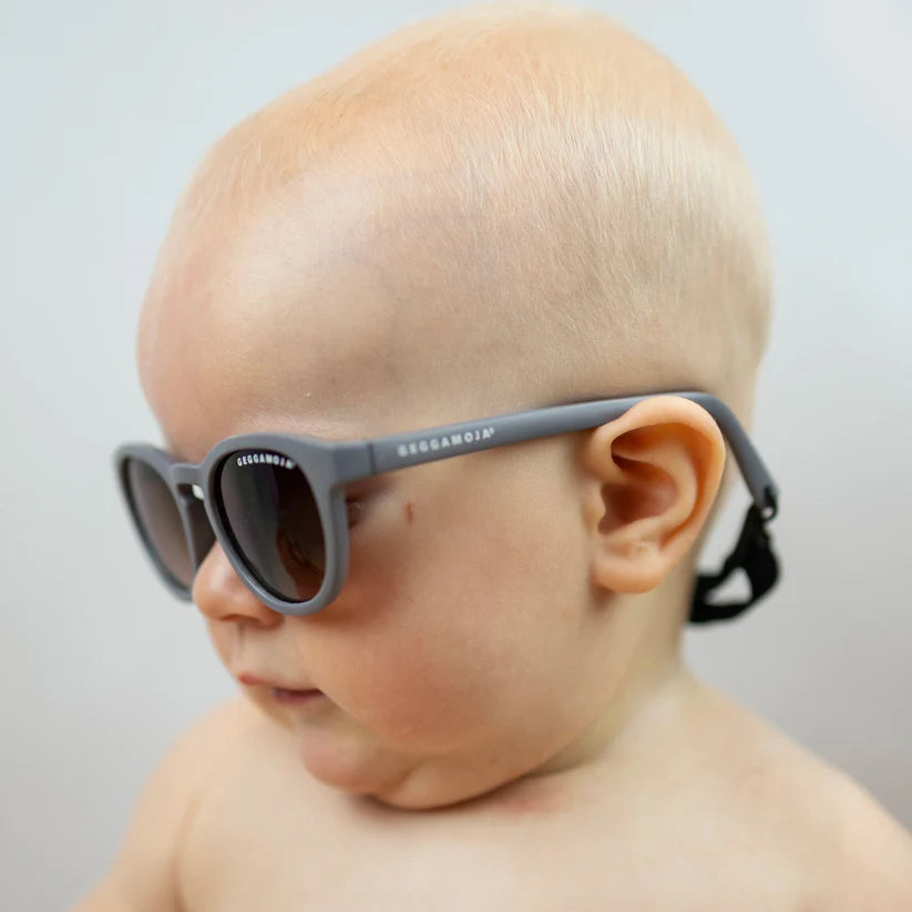 Grå solglasögon till baby pojke och flicka. Unisex brillor, solglasögon till nyfödd bebis från Geggamoja.
2460341