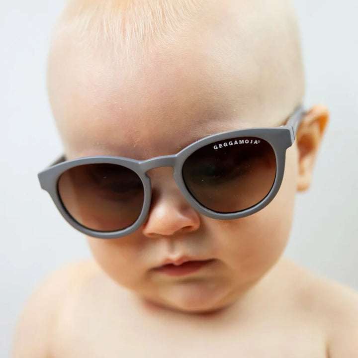 Grå solglasögon till baby pojke och flicka. Unisex brillor, solglasögon till nyfödd bebis från Geggamoja.
2460341
