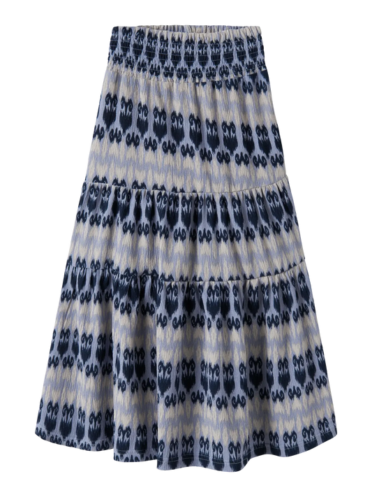 Blå och vit mönstrad lång kjol till ungdom tjej. Fin sommar kjol till flicka, barnkläder från Name it.
NKFJAMSA LONG SKIRT BOX
13256703