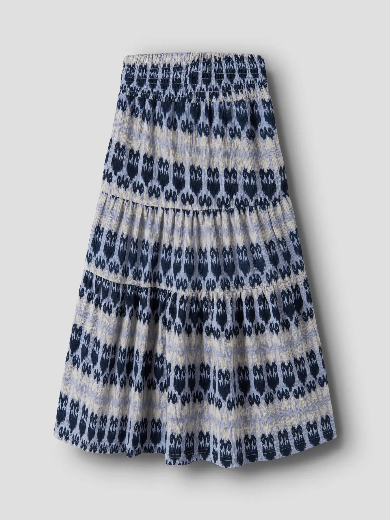 Blå och vit mönstrad lång kjol till ungdom tjej. Fin sommar kjol till flicka, barnkläder från Name it.
NKFJAMSA LONG SKIRT BOX
13256703