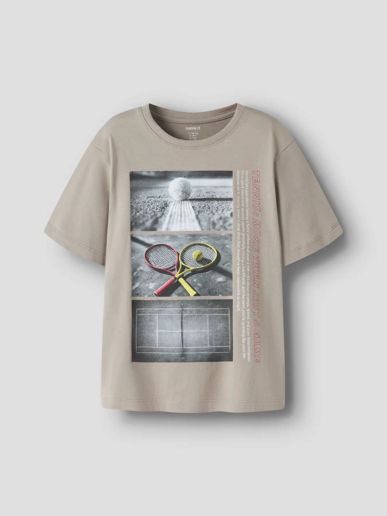 Kortärmad beige tröja till pojke med tennis motiv, tennisracket och tennisboll.
NKMVOTO SS NREG TOP
13239070