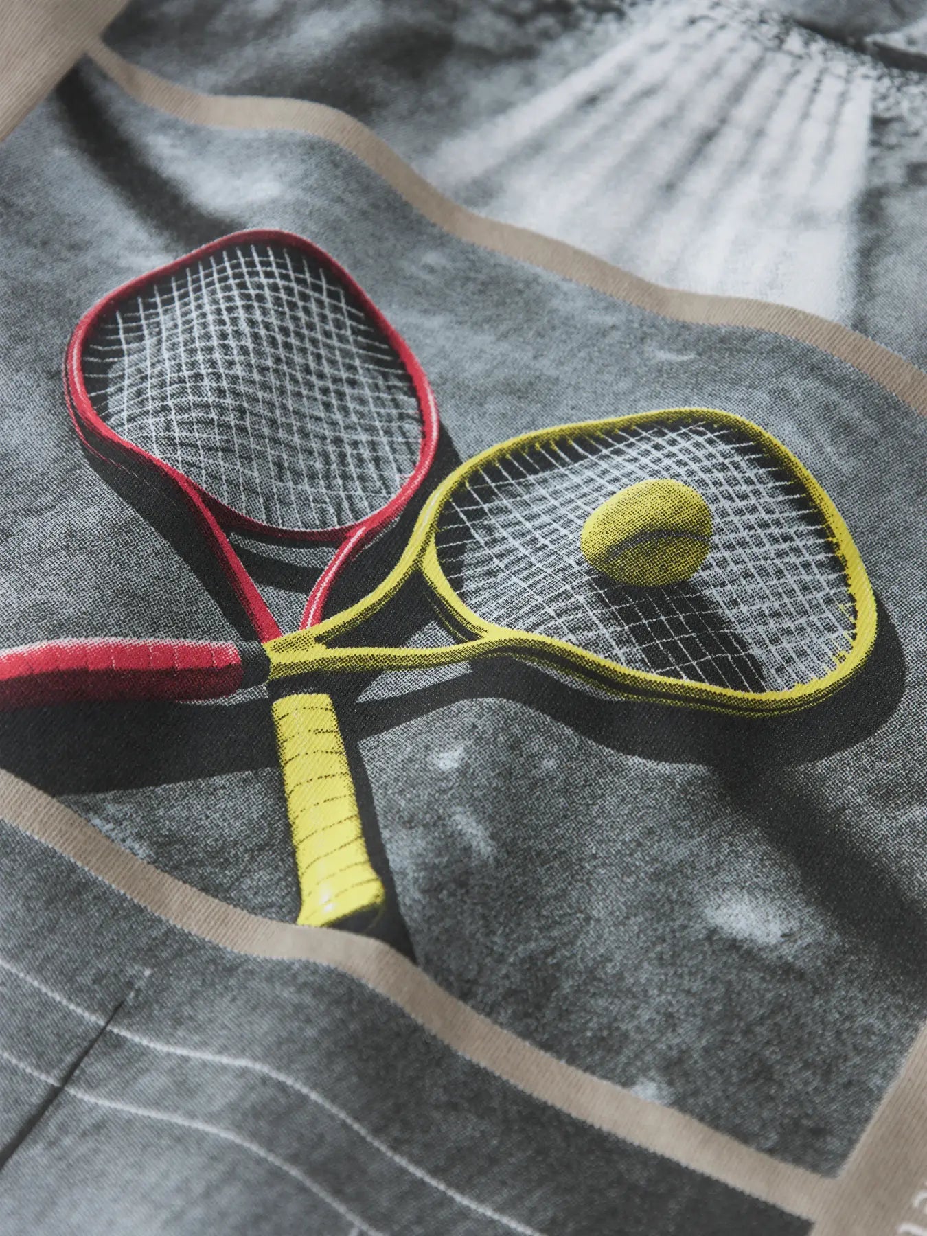 Kortärmad beige tröja till pojke med tennis motiv, tennisracket och tennisboll.
NKMVOTO SS NREG TOP
13239070