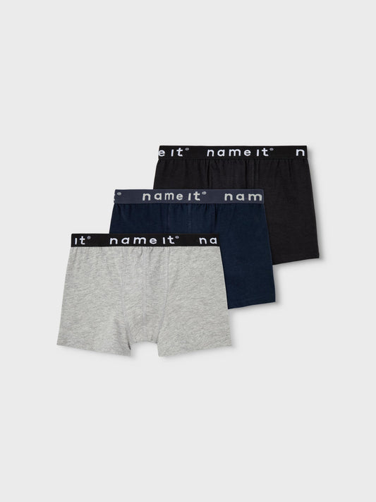 3 pack kalsonger till pojke. Barn kallingar, boxershorts med resår logga Name it till barn och ungdom kille. Grå, blå och svarta kalsonger till pojke från Name it.
NKMBOXER 3P NOOS
13208836