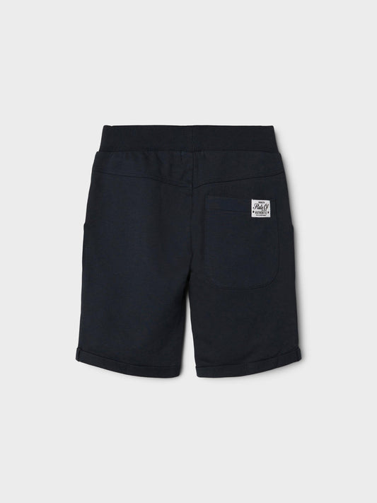 Mörk blå lång sweat shorts till pojke. Sweat shorts till kille från Name it.
NKMVERMO LONG SWE SHORTS UNB F NOOS
13201050