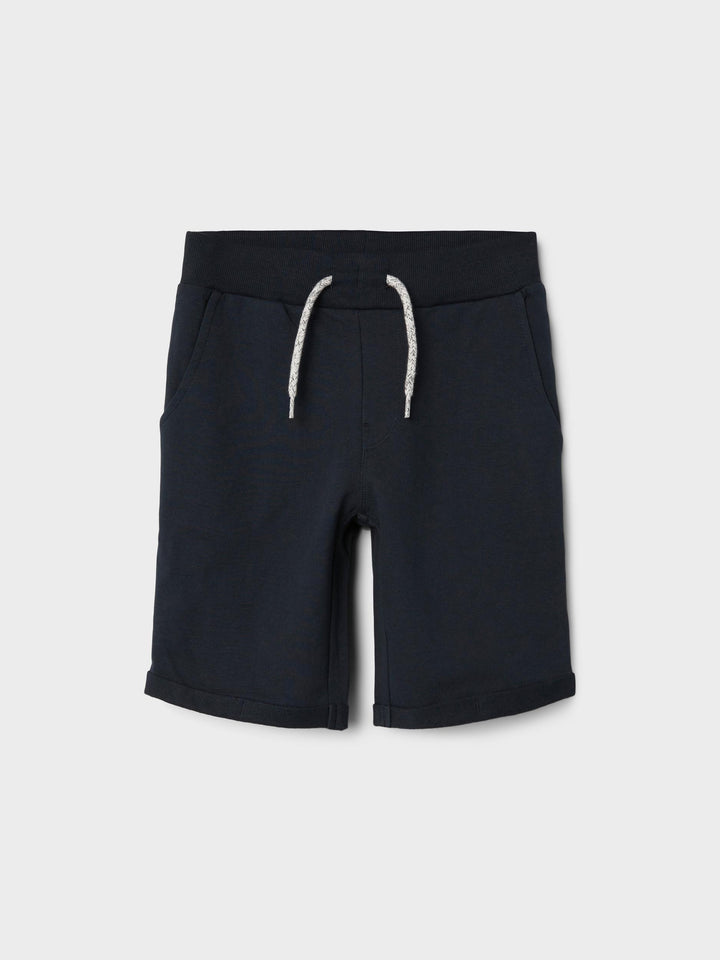 Mörk blå lång sweat shorts till pojke. Sweat shorts till kille från Name it.
NKMVERMO LONG SWE SHORTS UNB F NOOS
13201050