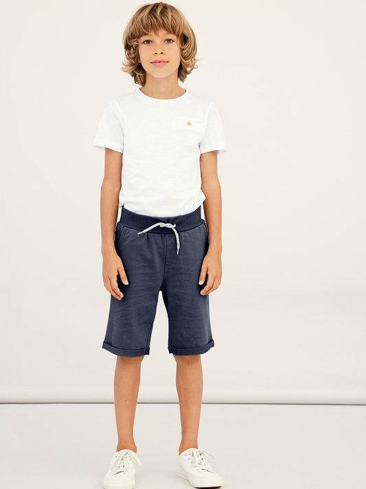 Mörk blå lång sweat shorts till pojke. Sweat shorts till kille från Name it.
NKMVERMO LONG SWE SHORTS UNB F NOOS
13201050