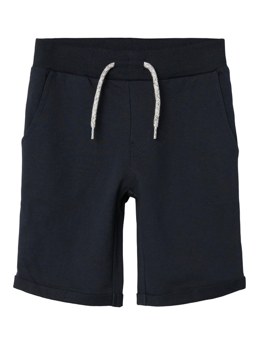 Mörk blå lång sweat shorts till pojke. Sweat shorts till kille från Name it.
NKMVERMO LONG SWE SHORTS UNB F NOOS
13201050