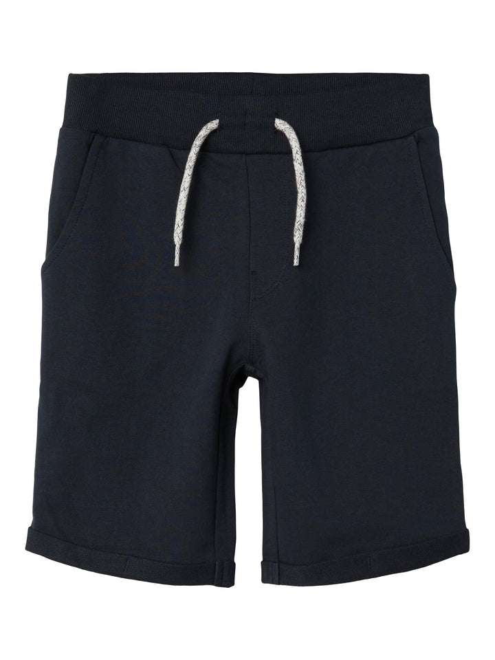 Mörk blå lång sweat shorts till pojke. Sweat shorts till kille från Name it.
NKMVERMO LONG SWE SHORTS UNB F NOOS
13201050